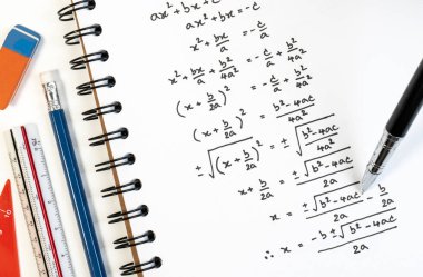 Matematik dersinde sınav, uygulama, test veya test matematik dörtlük denklem formülü el yazısı. Üstel denklemler arka plan kavramını çözme.