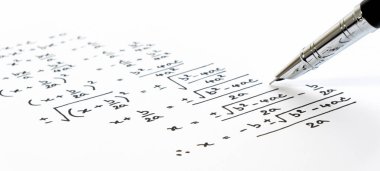 Matematik dersinde sınav, uygulama, test veya test matematik dörtlük denklem formülü el yazısı. Üstel denklemler arka plan kavramını çözme.