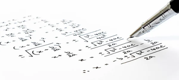数学类考试 测验或考试数学二次方程公式的手写 求解指数方程背景概念 — 图库照片