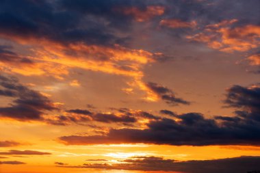 Ateşli turuncu renkli günbatımı gökyüzü. Karanlık bulutlu turuncu gökyüzü ve arka plan için güzel gün batımı.