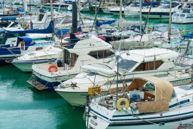 Brighton, İngiltere-2 Ekim, 2018: park, yat ve Yelkenli tekneler yeni Brighton Marina, East Sussex, İngiltere, masmavi su ile tekne.