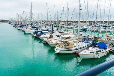 Brighton, İngiltere-2 Ekim, 2018: park, yat ve Yelkenli tekneler yeni Brighton Marina, East Sussex, İngiltere, masmavi su ile tekne.