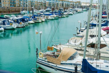 Brighton, İngiltere-2 Ekim, 2018: park, yat ve Yelkenli tekneler yeni Brighton Marina, East Sussex, İngiltere, masmavi su ile tekne.