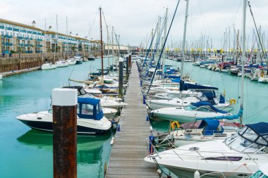 Brighton, İngiltere-2 Ekim, 2018: park, yat ve Yelkenli tekneler yeni Brighton Marina, East Sussex, İngiltere, masmavi su ile tekne.