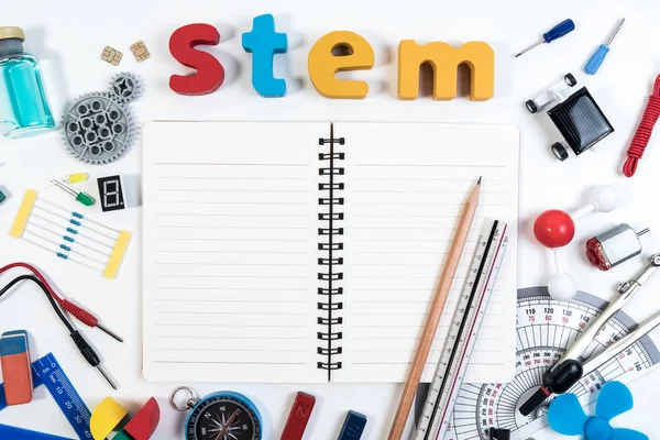 ステム教育 科学技術工学数学背景のための教育機器と本のステムワード — ストック写真