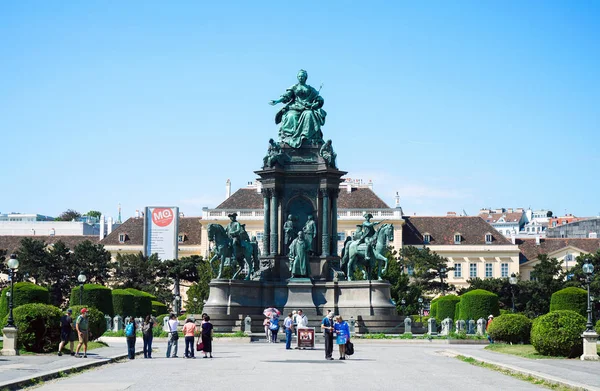 Wien Juni 2017 Grupp Turist Och Lokalbefolkningen Empress Maria Theresien — Stockfoto