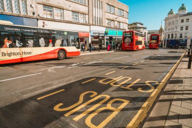 Brighton, İngiltere-1 Ekim,2018: Sabah trafiği ile Brighton citytown kırmızı iki çift katlı otobüs ile yolcu için dijital veri panosu bilgi işareti ile otobüs durağı