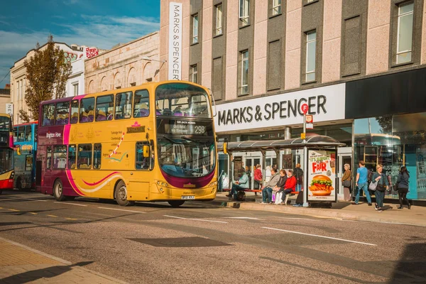 Brighton Inglaterra Octubre 2018 Parada Autobús Con Tarjeta Datos Digital — Foto de Stock