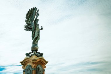 Melek heykeli, barışın Brighton ve Hove Sınırı 'nda yer alıyor. Deniz kenarındaki barış heykeli..