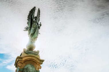 Melek heykeli, barışın Brighton ve Hove Sınırı 'nda yer alıyor. Deniz kenarındaki barış heykeli..