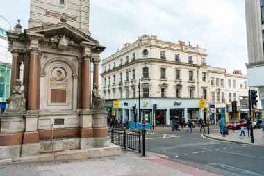 Brighton, İngiltere-18 Ekim 2018: Saat Kulesi 1888 'de Galler Prensesi, trafik, alışveriş merkezi ve arka planda sokak eşliğinde Kraliçe Victoria' nın Altın Yıldönümü için inşa edilen Jübile Saat Kulesi olarak adlandırıldı..