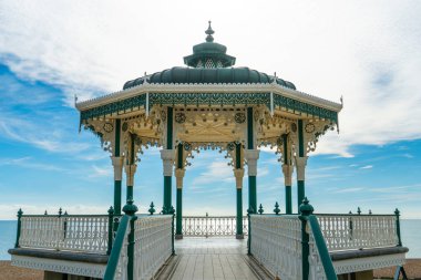 Brighton Pier Sahili 'nde Viktorya dönemi orkestrası sekizgen pavyonlu Çin ve Hint tarzı Brighton Sussex, Uk.