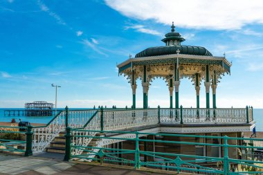 Brighton Pier Sahili 'nde Viktorya dönemi orkestrası sekizgen pavyonlu Çin ve Hint tarzı Brighton Sussex, Uk.
