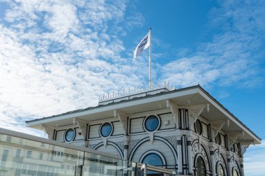 Brighton, İngiltere-18 Ekim 2018: Brighton 'da Brighton Doğu Sussex' teki yolcu ve müşteri bilgileriyle British Airways i360 Skyline kule bilet mağazası (bilet gişesi).