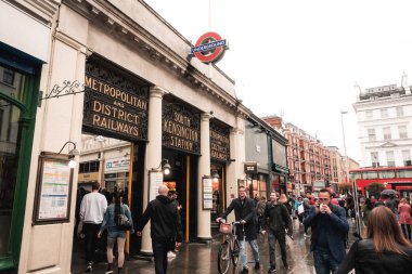 Kensington Longon, Uk -18 Ekim 2018: Güney Kensington metro istasyonunun dış girişi bir grup yerli ve turist yağmur mevsiminde.