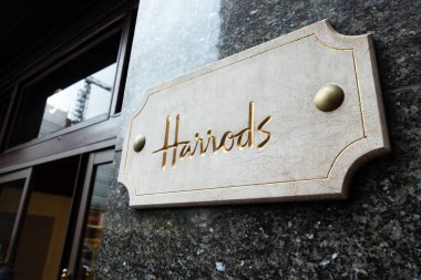 Brighton, İngiltere-18 Ekim 2018: Harrods Mağazası 'nın ünlü mağazası Knightsbridge London' daki mağazanın girişindeki beyaz mermer üzerinde Altın İşaret ile.