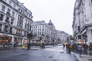 Brighton, İngiltere-18 Ekim 2018: Londra Piccadilly Sirki 'nde insanlar ve trafik. Yağmur mevsiminde grup turistleri ve yerel halk için alışveriş ve seyahat için ünlü bir yer.