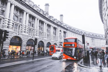 Brighton, İngiltere-18 Ekim 2018: Londra Piccadilly Sirki 'nde insanlar ve trafik. Yağmur mevsiminde klasik kırmızı çift katlı otobüsle alışveriş ve seyahat için ünlü bir yer..