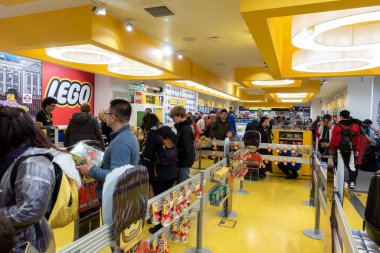 Londra, İngiltere-14 Ekim 2018: Yerel halk ve gezginlerden oluşan bir grup Lego oyuncağını Leicester Meydanı Londra 'daki Lego Mağazasından alıyor..