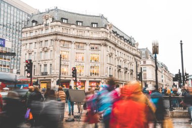 Brighton, İngiltere-18 Ekim 2018: Londra Piccadilly Sirki 'nde insanlar ve trafik. Yağmur mevsiminde grup turistleri ve yerel halk için alışveriş ve seyahat için ünlü bir yer..