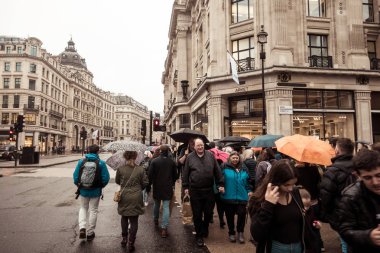 Brighton, İngiltere-18 Ekim 2018: Londra Piccadilly Sirki 'nde insanlar ve trafik. Yağmur mevsiminde klasik kırmızı çift katlı otobüsle alışveriş ve seyahat için ünlü bir yer..