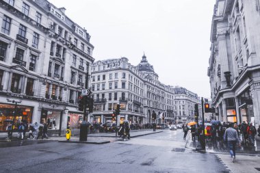 Brighton, İngiltere-18 Ekim 2018: Londra Piccadilly Sirki 'nde insanlar ve trafik. Yağmur mevsiminde klasik kırmızı çift katlı otobüsle alışveriş ve seyahat için ünlü bir yer..