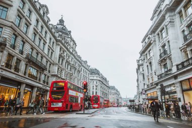 Brighton, İngiltere-18 Ekim 2018: Londra Piccadilly Sirki 'nde insanlar ve trafik. Yağmur mevsiminde klasik kırmızı çift katlı otobüsle alışveriş ve seyahat için ünlü bir yer..