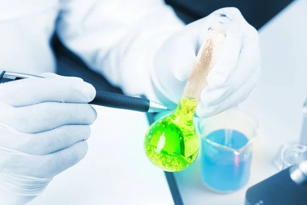 Químico Cientista Segurando Caneta Apontar Caneta Para Líquido Verde Frasco — Fotografia de Stock