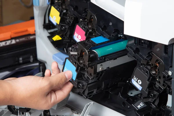 Empresário Técnico Está Verificando Alterando Tom Dos Cartuchos Equipamento Impressora — Fotografia de Stock