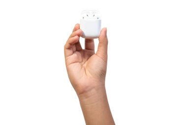Kulağında kablosuz kulaklık ya da kulaklıklı bluetooth kablosuz şarj cihazı beyaz arka planda izole halde duruyor. Yeni teknolojinin yakın plan beyaz kulaklık kablosuz.