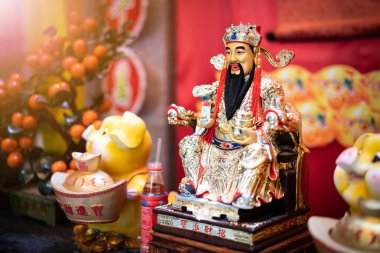 Cai Shen, veya Ia (Çince: Pinyin: Cai-Shen; İngiltere: Cai Shen Servet Tanrıçası). Geleneksel Çin heykeli ve altın ve gümüş servetin sembolü..