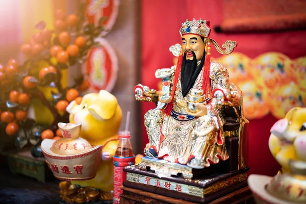 Cai Shen, veya Ia (Çince: Pinyin: Cai-Shen; İngiltere: Cai Shen Servet Tanrıçası). Geleneksel Çin heykeli ve altın ve gümüş servetin sembolü..