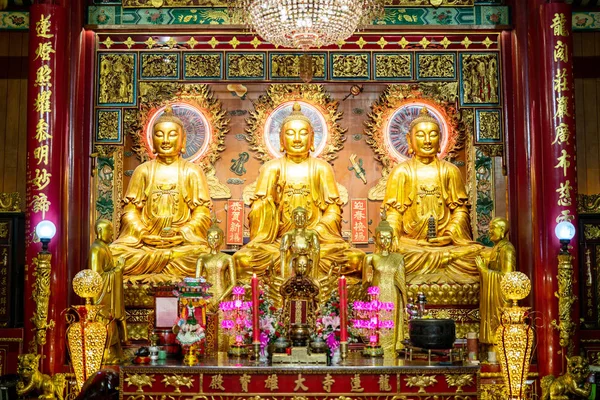 Die drei Hauptstatuen Buddha at wat mangkon kamalawat genannt wat — Stockfoto