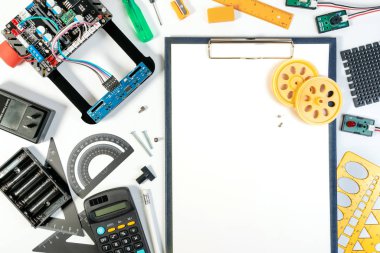 Robot hattı takip etme mühendislik araçları, sensör ve boş kağıt ile yukarıda görünüm üzerinde tasarım ve montajlama fikri. Yenilik yapmak için robot ve mikro denetleyici araçlar.