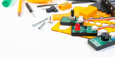 Robotik hat takip sensörleri geliştirme yakın çekim ve elektronik icat mühendisi, programcı, kablolar, kablolar, robot mikro kontrol paneli ile mucit ve teknoloji arka planı için robot araçları inşa etme.