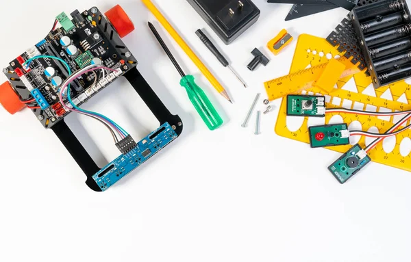 Robotik hat takip sensörleri geliştirme yakın çekim ve elektronik icat mühendisi, programcı, kablolar, kablolar, robot mikro kontrol paneli ile mucit ve teknoloji arka planı için robot araçları inşa etme.