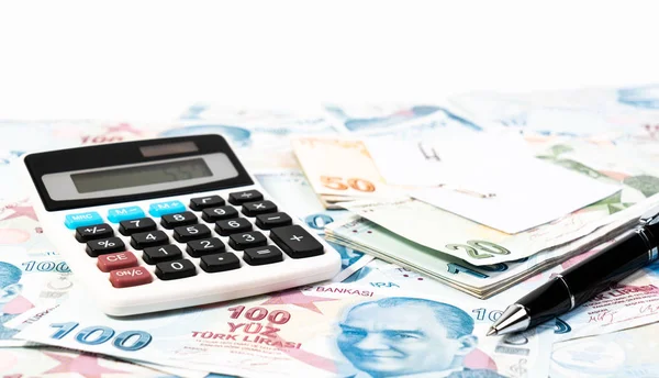 100 Kalkulačka Pero Sto Bankovek Turecká Měna Lira Bílém Pozadí — Stock fotografie
