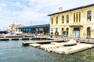İzmir, Türkiye - 19 Mayıs 2019: Pasaport iskelesinin Kordon tarafındaki insanlar Türkiye 'nin İzmir kentindeki en popüler yer. Şehirdeki ünlü deniz kenarı..