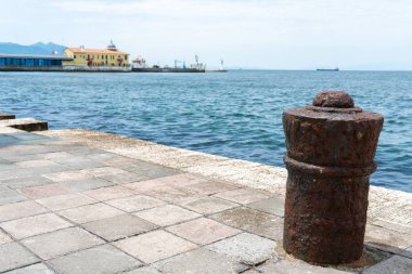 Pasaport iskelesinin kordon tarafı Türkiye 'nin İzmir kentindeki en popüler yer. Şehirdeki ünlü deniz kenarı..