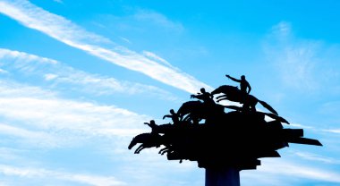 İzmir 'in Gundogdu Meydanı' ndaki Cumhuriyet ağaç heykeli. Alsancak ve Konak mahalleleri arasında popüler ve ünlü bir yer. Siluet çekim.