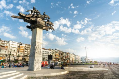 İzmir, Türkiye - 19 Mayıs 2019: Türkiye 'nin İzmir kentindeki Gundogdu Meydanı' ndaki Cumhuriyet ağaç heykeli. Alsancak ve Konak mahalleleri arasında popüler ve ünlü bir yer. Siluet çekim.