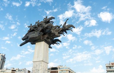 İzmir 'in Gundogdu Meydanı' ndaki Cumhuriyet ağaç heykeli. Alsancak ve Konak mahalleleri arasında popüler ve ünlü bir yer. Siluet çekim.