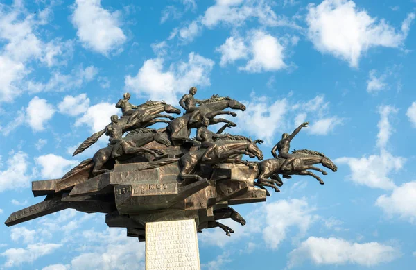 Het republikeinse boombeeld op het Gundogdu-plein in Izmir, Turkije. — Stockfoto