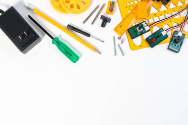 Robotik hat takip sensörleri geliştirme yakın çekim ve elektronik icat mühendisi, programcı, kablolar, kablolar, robot mikro kontrol paneli ile mucit ve teknoloji arka planı için robot araçları inşa etme.