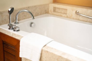 Asya Oteli klasik banyo küveti, beyaz seramik üzerine beyaz havlu ve beyaz banyo eski moda..
