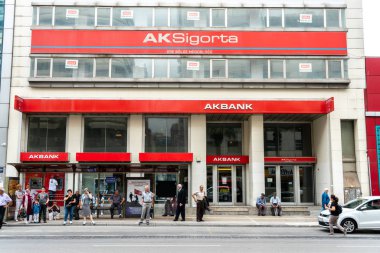 İstanbul, Türkiye - 19 Mayıs 2019: İstanbul Akbank İstanbul şubesi ve İstanbul, İstanbul 'daki bankanın önündeki otobüs durağı.