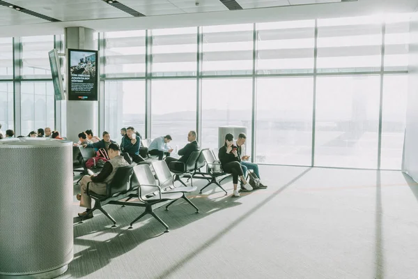 Izmir Turquía Mayo 2019 Grupo Empresarios Esperando Puerta Del Aeropuerto — Foto de Stock
