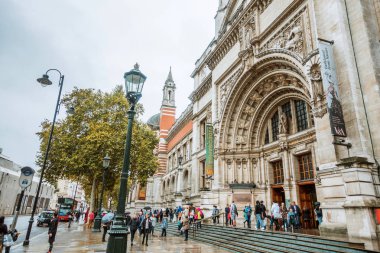 Londra, İngiltere-14 Ekim 2018: Victoria ve Albert Müzesi ve Doğal Tarih Müzesi 'nin dışında bir grup yerli insan, öğrenci, gezgin ve ziyaretçi giriş kapısında kuyrukta bekliyor..