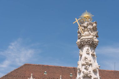 Budapeşte, Macaristan - 22 Mayıs 2018: İsa, Macaristan 'ın başkenti Budapeşte' deki Kutsal Üçlü Meydanı 'nda, Matthias Kilisesi' nin önünde, Budapeşte 'deki Meryem Ana Kilisesi veya Matyas Kilisesi olarak adlandırılır..