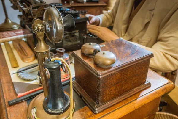 Régi Antik Gyertyatartó Telefon Öreg Írógéppel Öreg Ember Kezével Vintage — Stock Fotó